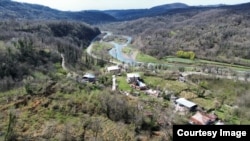 სოფელს მდინარე შუაზე ჰყოფს. იმ მხარეს, რომელიც მეწყერს გადაურჩა, ხალხი ისევ ცხოვრობს.