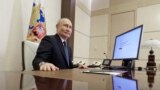 Ruski predsjednik Vladimir Putin glasa putem interneta na predsjedničkim izborima u državnoj rezidenciji Novo-Ogarjovo izvan Moskve, Rusija, 15. marta 2024.