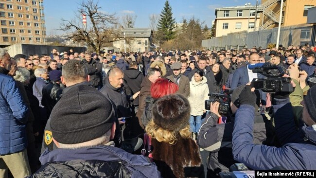 Dodikove pristalice ispred Suda BiH.