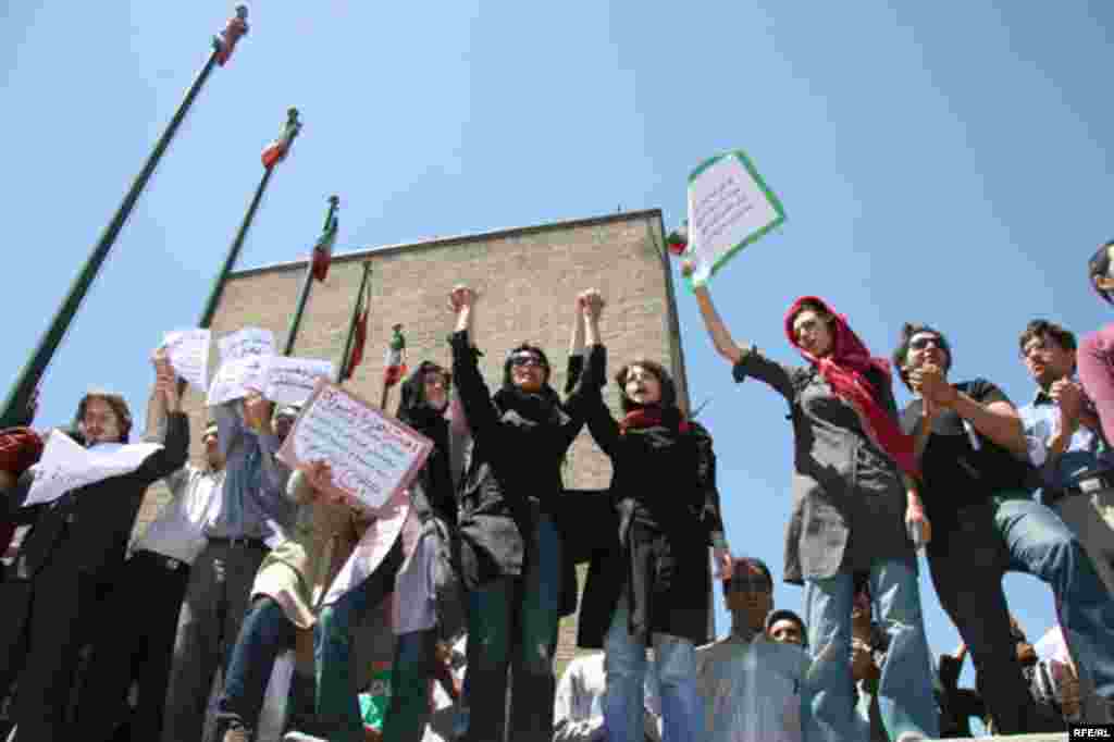 Iran - Iranian students oppose Sivand Dam inundation, Tehran, 21Apr2007