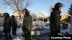 Police oversee the eviction of residents from the Rechnik settlement.