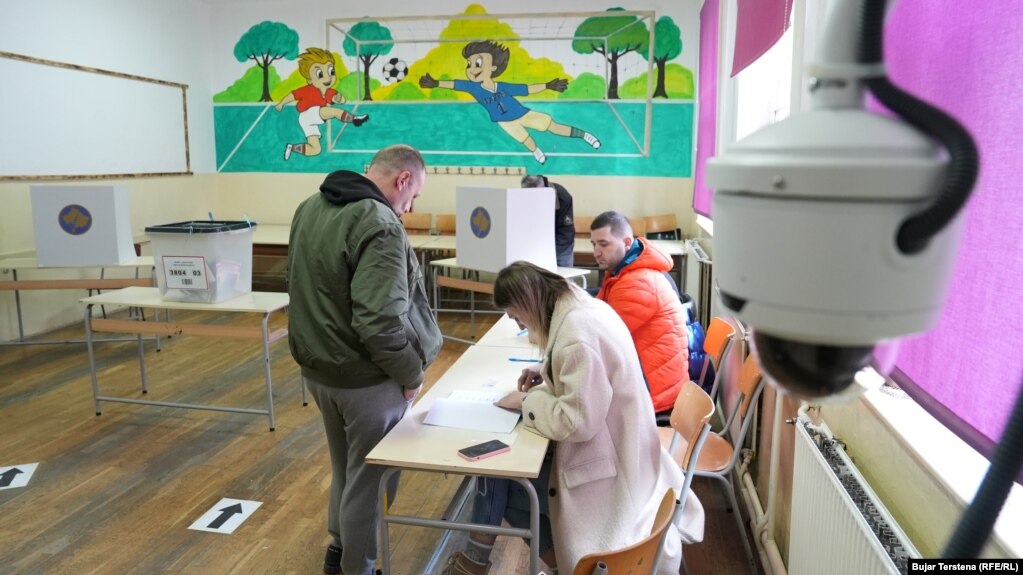 Procesi i votimit në një qendër votimi në veri të Mitrovicës.