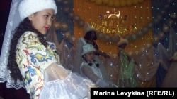 Участницы конкурса "Мисс Шульбинск - 2012". Посёлок Шульбинск, Восточно-Казахстанская область, 15 мая 2012 года.