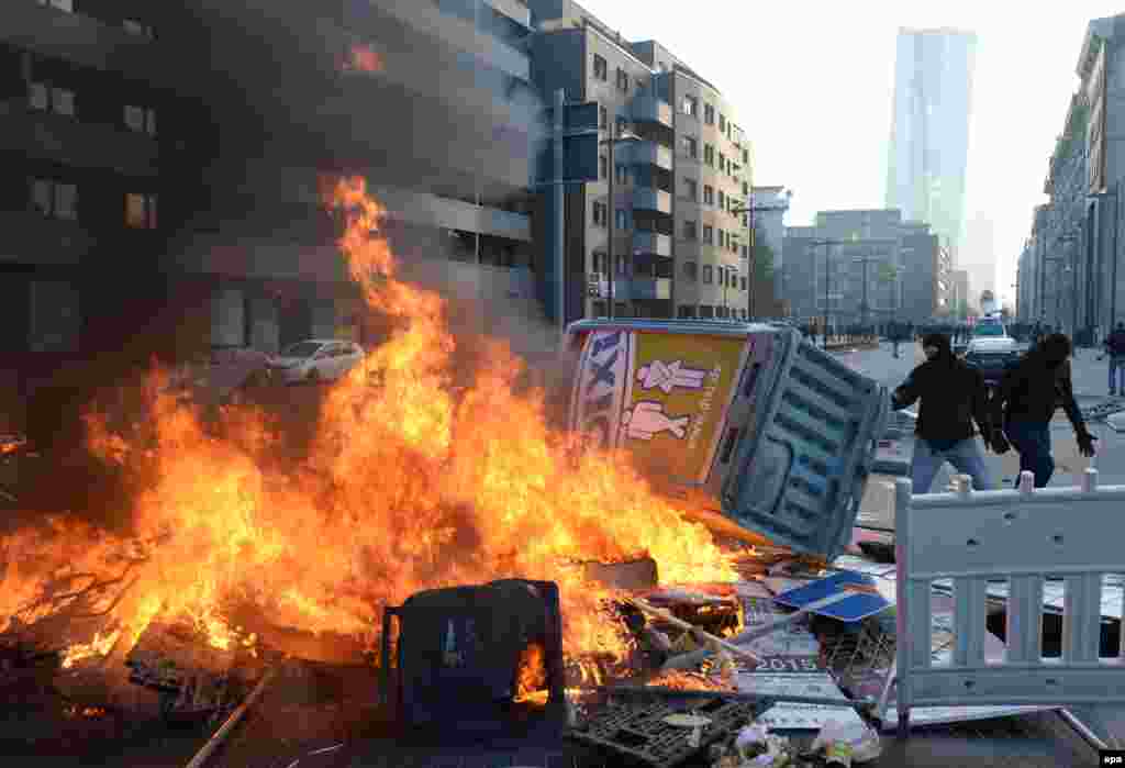 Демонстранты устраивали баррикады из горящих обломков, чтобы затруднить работу полиции