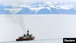 Ледокол у берегов Антарктиды