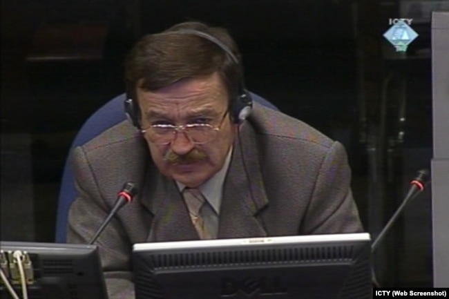 Jeliq në gjyqin ndaj Vlladimir Llazareviqit në Hagë më 2007.