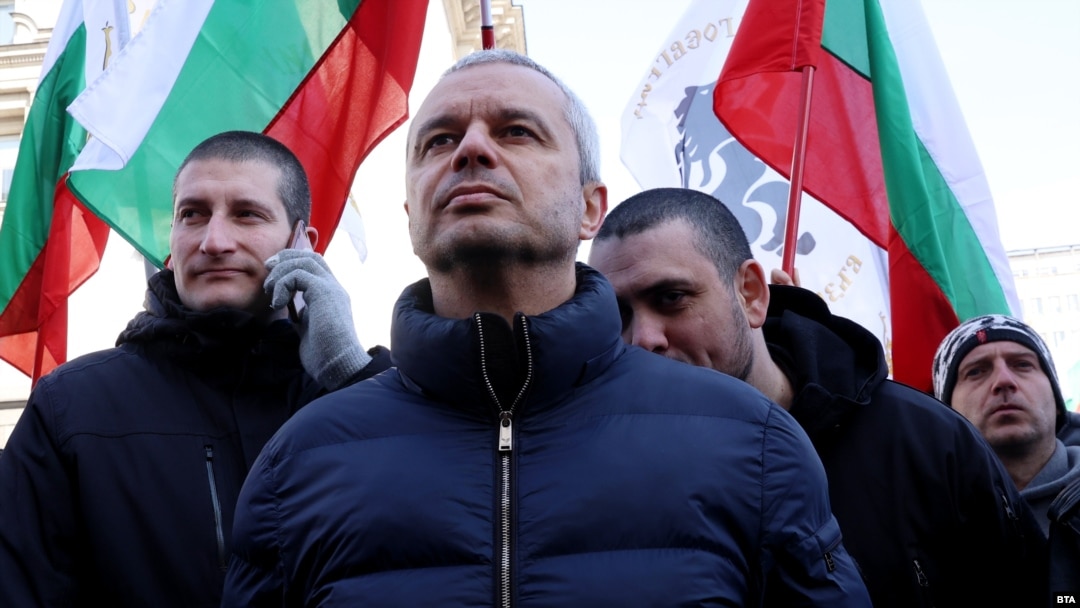 Лидерът на "Възраждане" Костадин Костадинов на протеста пред БНБ, 22 февруари 2025 г.