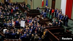 Представники опозиційної «Громадянської платформи», що блокували трибуну парламенту Польщі, залишають приміщення, 12 січня 2017 року