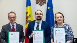 Vicepreședintele BERD, Matteo Patrone, secretarul general al Guvernului, Alexei Buzu, și ambasadoarea UE în Republica Moldova, Iwona Piórko, au semnat, la 5 martie, acordul privind extinderea proiectului „Echipa de Sprijin pentru Reforme”. Sursa: gov.md