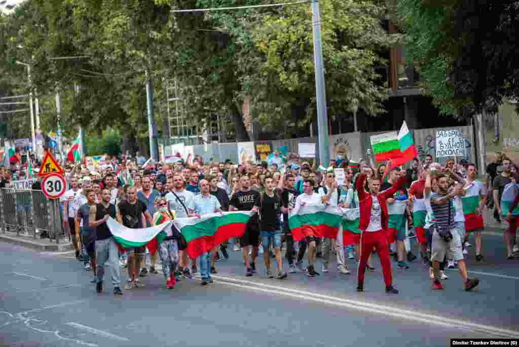 Протестиращите в Пловдив преминаха по булевардите &quot;Цар Борис Трети Обединител&quot; и &quot;Шести септември&quot; и завършиха шествието си на площад &quot;Съединение&quot;.