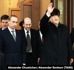 Барыс Ельцын сыходзіць з пасады. Зьлева ягоны наступнік Уладзімір Пуцін. Масква, 31 сьнежня 1999 году