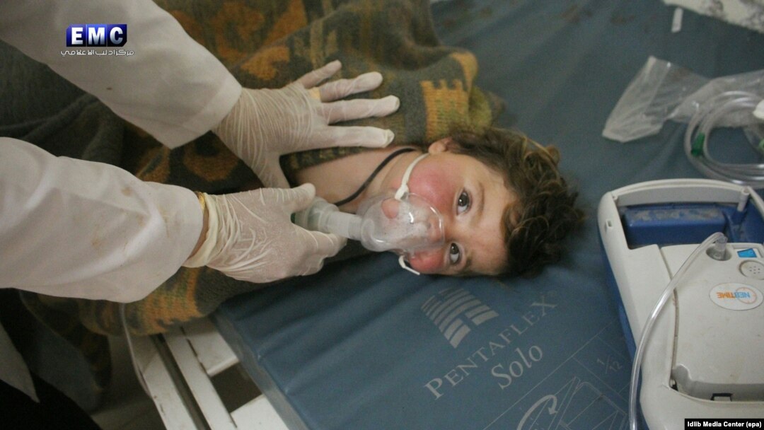 Медики намагаються врятувати дитину після хімічної атаки в місті Хан-Шейхун, Сирія, 4 квітня 2017 року