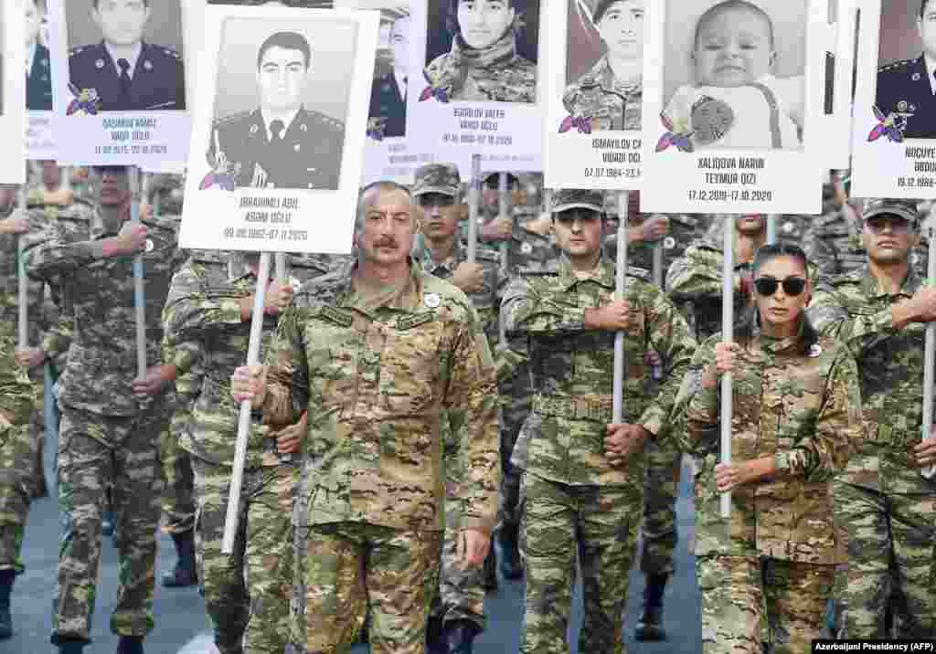 Președintele azer Ilham Aliyev și soția sa, vicepreședintele Mehriban Aliyeva, conduc marșul de comemorare a soldaților uciși în războiul din Nagorno-Karabakh, organizat în Baku, pe 27 septembrie 2021. Potrivit oficialilor azeri, în luptă au murit 2.905 militari azeri și 100 de civili.
