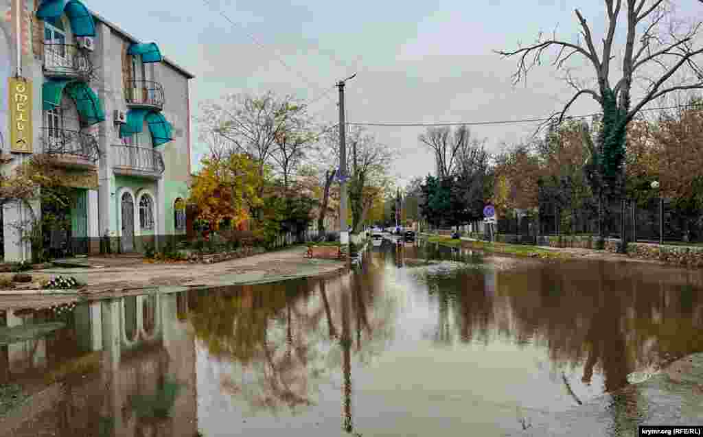 Вулиця Бєлінського в центрі Євпаторії після великого дощу