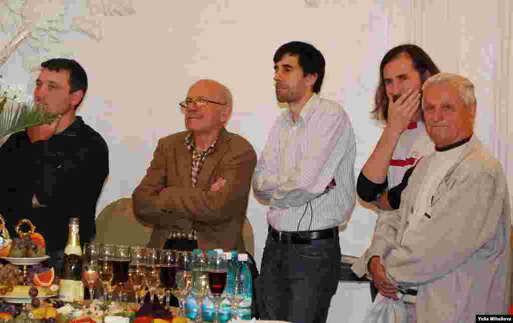 Scriitori privitori ca la teatru 