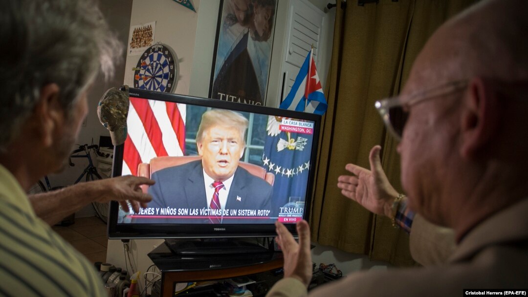 Латиноамериканские жители Флориды смотрят выступление Трампа на телевидении
