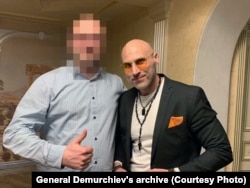 Справа – актер и ведущий праздников Денис Аганин, профессиональный двойник шоумена Дмитрия Нагиева, "После третьей рюмки вообще не отличишь", гласит описание актера на сайте. Лицо гостя вечеринки замазано редакцией "Системы"