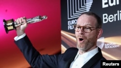 Режисьорът Йоаким Триер със статуетката за най-добър режисьор на Европейските филмови награди в Берлин, 19 януари 2026 г.