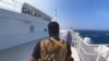 Боец от бунтовниците хути на товарния кораб Galaxy Leader в Червено море, на борда на който има българи