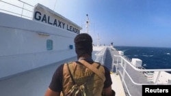 Un luptător houthi pe cargoul Galaxy Leader, navă capturată în Marea Roșie, 20 noiembrie 2023 (Houthi Military Media/Handout via REUTERS)