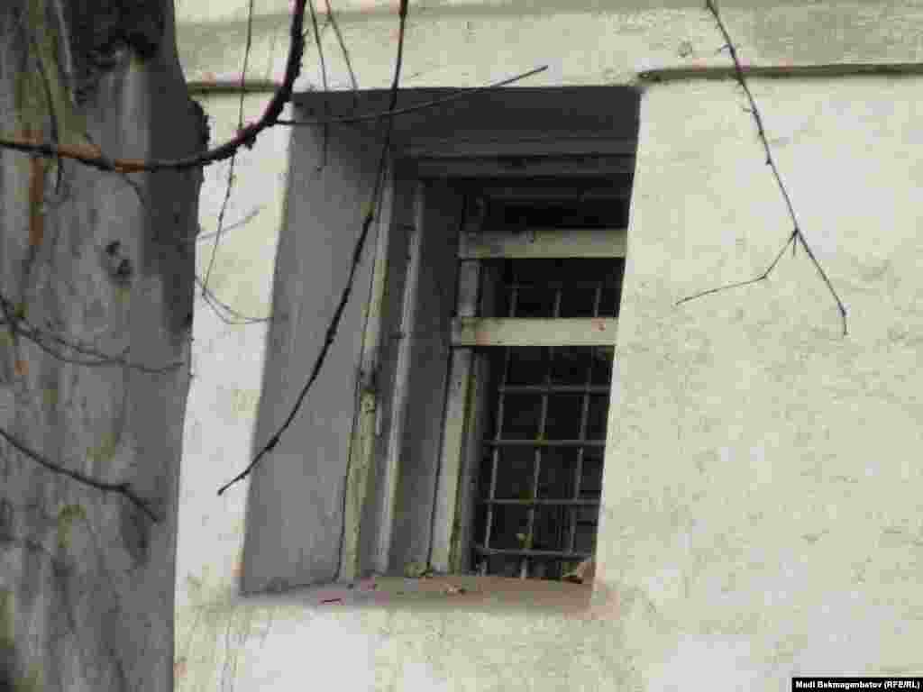 Окно с решеткой в доме №228 по улице Толе би. 