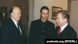 Станіслаў Шушкевіч і Вацлаў Гавэл (у цэнтры - супрацоўнік фундацыі "Чалавек у бядзе" Любош Веселы). Прага, канец 1990-ых гадоў.