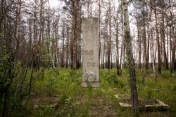 Янів, Україна. Цей пам'ятник, присвячений боям за село Янів, знаходився безпосередньо з підвітряного боку після ядерної катастрофи 1986 року в районі, нині відомого як «Рудий ліс»