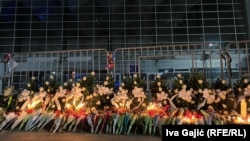 Građani su tokom godine ostavljali cveće i palili sveće na Železničkoj stanici u Novom Sadu gde je stradalo 16 osoba u obrušavanju nadstrešnice, 31. januar 2025. 