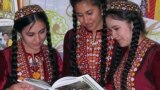 Türkmen gyzlary kitaba seredýärler.