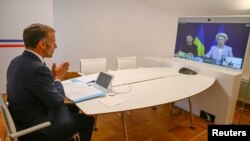 საფრანგეთის პრეზიდენტი ემანუელ მაკრონი ონლაინ ესაუბრება უკრაინის პრეზიდენტს ვოლოდიმირ ზელენსკის და ევროპის ლიდერებს. 17 აგვისტო, 2025.