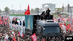 Ožalošćeni se okupljaju oko vozila koje prevozi kovčege ubijenog iranskog vrhovnog vođe Alija Khameneija i članova porodice tokom  pogrebne povorke u Teheranu 6. jula.