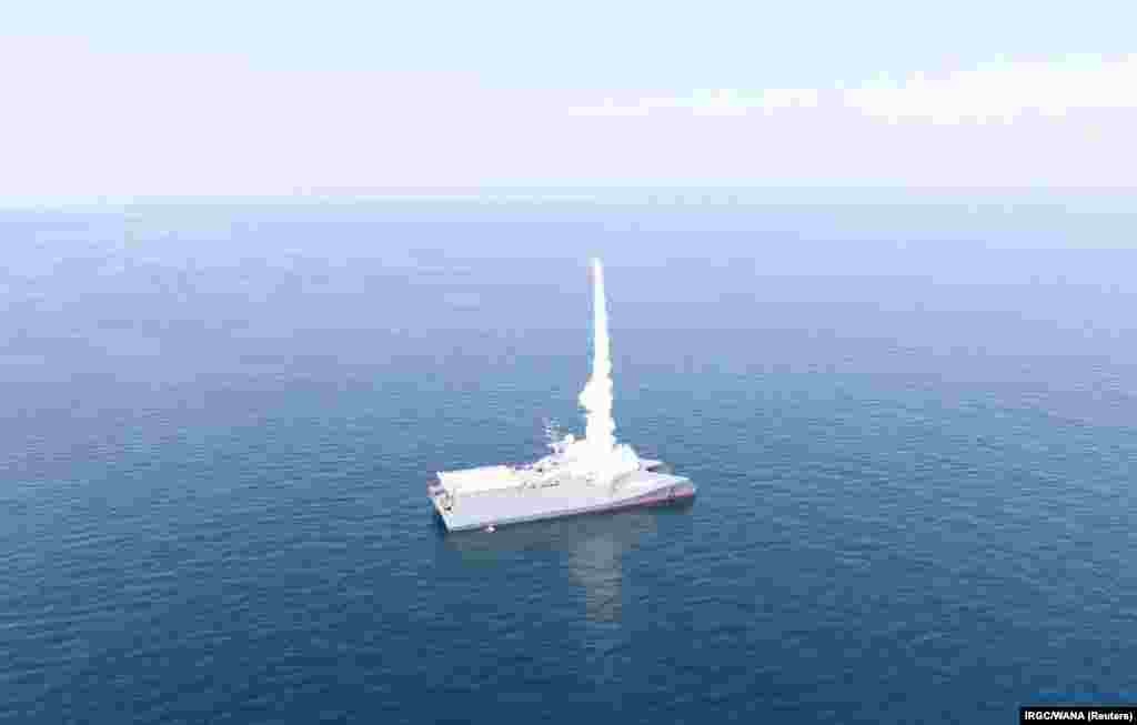 Iran i Rusija su poslednjih dana objavili nekoliko slika koje prikazuju zajedničke pomorske vežbe. Ova slika od 17. februara prikazuje lansiranje rakete s iranskog broda kod obale na jugu Irana.