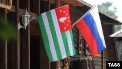 აფხაზეთის დე ფაქტო რესპუბლიკისა და რუსეთის ფედერაციის დროშები სოხუმში