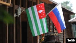 Флаги Абхазии и России, архивная фотография