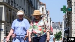 Stradă din Nantes, în vestul Franței, în timpul celui de-al doilea val de căldură al verii, din luna iunie. Termometrul farmaciei arată 36 de grade Celsius, dar au fost și zile cu peste 40. 