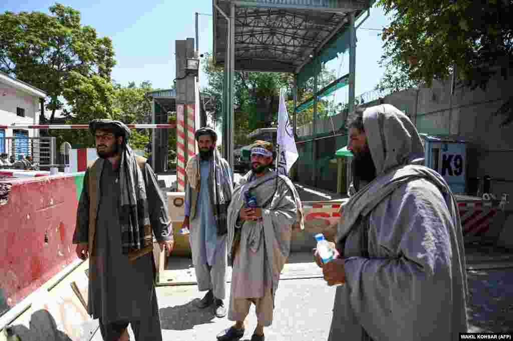Luftëtarët talibanë duke qëndruar para hyrjes së &quot;Zonës së Gjelbër&quot; në Kabul. (16 gusht)