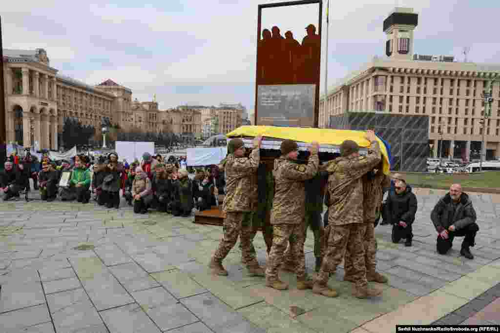 Прощання з Русланом Ганущаком на майдані Незалежності в Києві