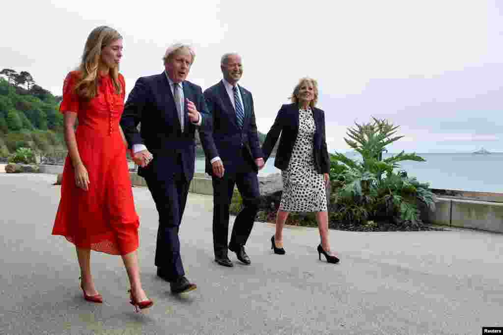Boris Johnsont felesége, Carrie Johnson, Joe Biden amerikai elnököt pedig a first lady, Jill Biden kísérte el a cornwalli találkozóra.