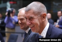 Прем’єр-міністр Чехії Андрей Бабіш (праворуч) і прем’єр-міністр Польщі Дональд Туск (ліворуч, не у фокусі) під час саміту Європейської ради в Брюсселі, 16 жовтня 2026 року