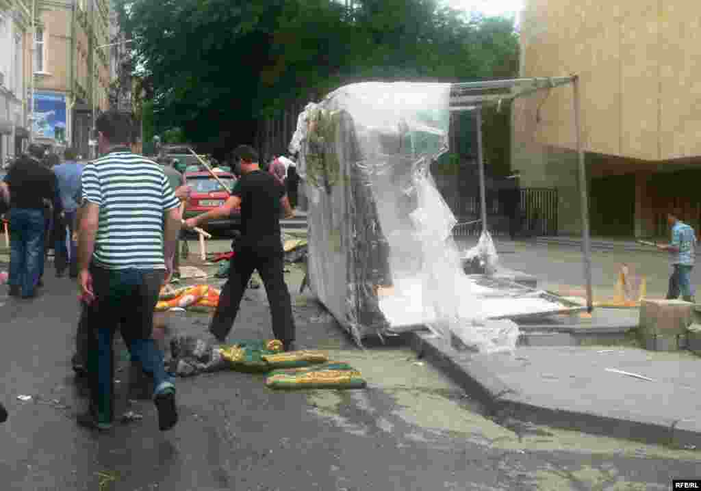 В Тбилиси неизвестные напали на палаточный городок оппозиции. Не встретив серьезного сопротивления, нападавшие сломали палатки и скрылись