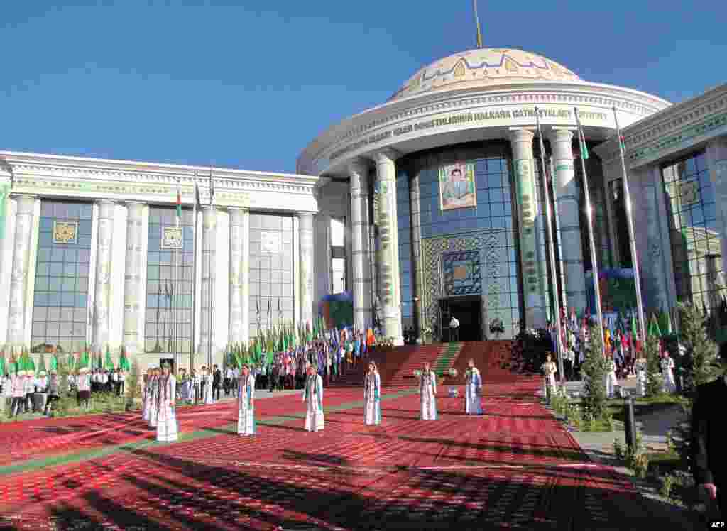 Новое здание, где в 2011 году разместился университет туркменского МИДа. 