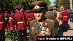 Ветеран в День Победы в Парке имени 28 гвардейцев-панфиловцев. Алматы, 9 мая 2013 года. 