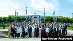 Membri ai „Blocului Patriotic” într-o poză de grup în Parcul Catedralei din Chișinău