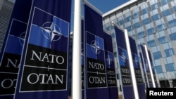 Банери с логото на НАТО на входа на новата централа в Брюксел, април 2018 г.