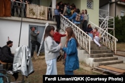 Blerta Basholli dhe Pinea Matoshi gjatë xhirimeve të filmit "Dua".