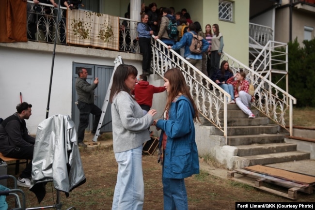 Blerta Basholli dhe Pinea Matoshi gjatë xhirimeve të filmit "Dua".