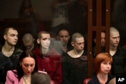 Украинские военнопленные в стеклянной клетке суда в Ростове-на-Дону, Россия, 14 июня 2023 года