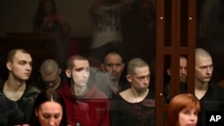 Українські військовополонені у скляній клітці суду в Ростові-на-Дону, Росія, 14 червня 2023 року