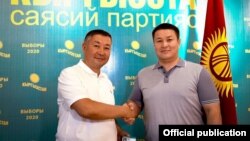 «Кыргызстан» партиясынын лидери Канатбек Исаев жана депутат Талант Мамытов.