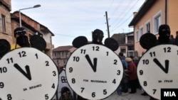 Маски од вевчанскиот карневал. Пет до дванаесет и за Бранко и за Грујо, но и за Македонија.